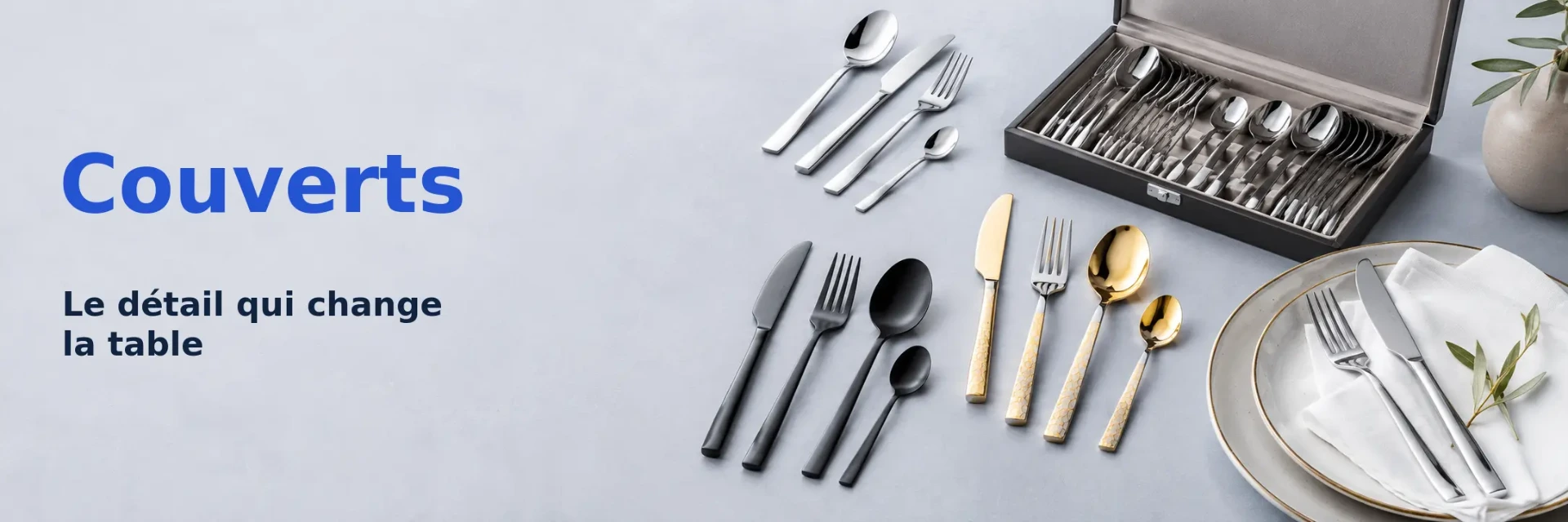 Couverts inox, noirs et dorés avec assiettes dressées.