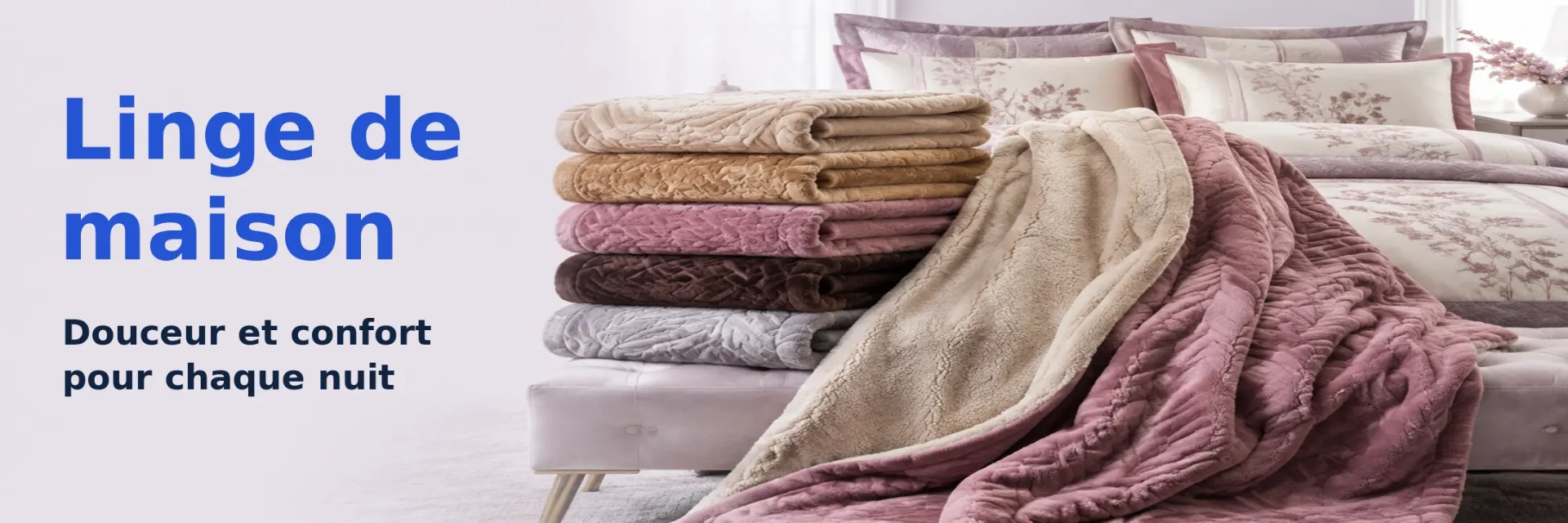 Couvertures et parures de lit dans une chambre lumineuse aux tons beige et rose.
